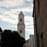 Il campanile della chiesa ricalca quelli romanici-pugliesi delle cattedrali di Bari e di Palo del Colle